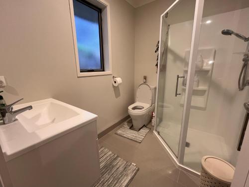 Hillpark Hideaway في أوكلاند: حمام مع مرحاض ومغسلة ودش