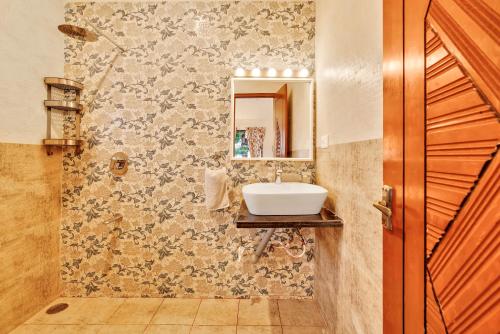 Ένα μπάνιο στο SaffronStays Chamomile Hills