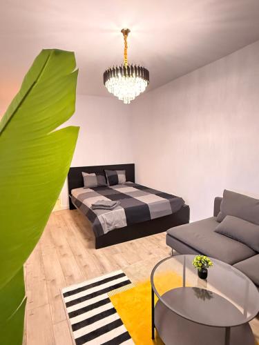 una sala de estar con una cama y un sofá en Rodin Residence-New Apartment with Self Check In, en Colentina