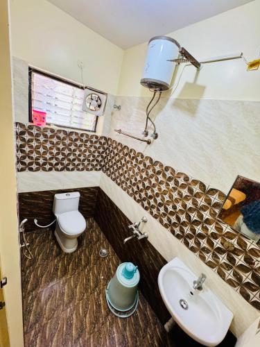 un baño con inodoro y lavabo en Olive By David Residency - Just 4 Kms from Meenakshi Amman Temple, en Madurai