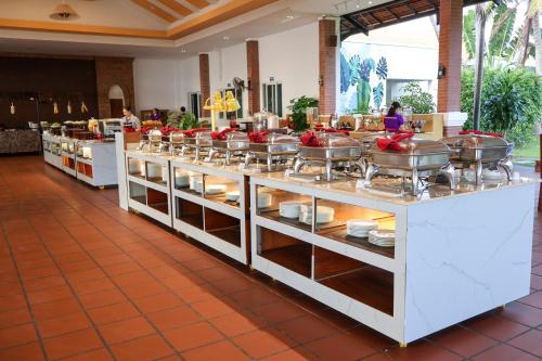 uma fila de bufê em um restaurante com comida em TTC Resort Ninh Thuan - Unlimited Access to Water Park em Phan Rang