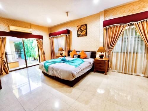 ein Schlafzimmer mit einem großen Bett und einem großen Fenster in der Unterkunft Yellow hourse Luxury Pool Villa in Chiang Mai