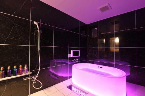 Et badeværelse på Hotel GLOW -ホテル グロウ-