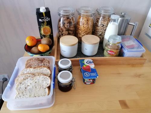 une table avec une miche de pain et d'autres aliments dans l'établissement Hot Water Beach Lookout B&B, à Hahei