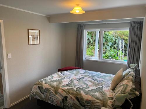 Ένα ή περισσότερα κρεβάτια σε δωμάτιο στο Relax in the Garden Suite