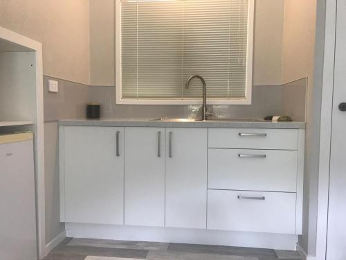 Η κουζίνα ή μικρή κουζίνα στο Relax in the Garden Suite