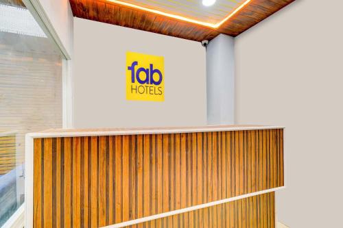 ハイデラバードにあるFabHotel Devara Grandの看板が掲げられた建物の正面玄関