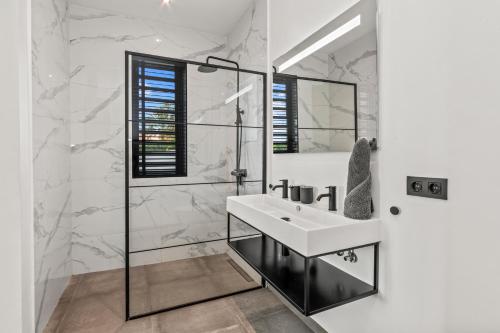 Koupelna v ubytování Luxury 5BR Villa with Private Pool The Cove by Bocobay