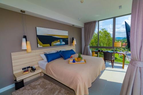 une chambre avec un lit avec un plateau dessus dans l'établissement Oceanstone condo in Laguna, 2-BR 90 sqm, BangTao Beach, à Bang Tao Beach