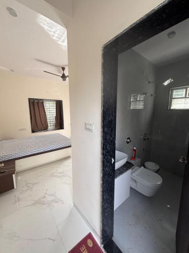 Ένα μπάνιο στο Enjoy your stay at Sinhagad paytha