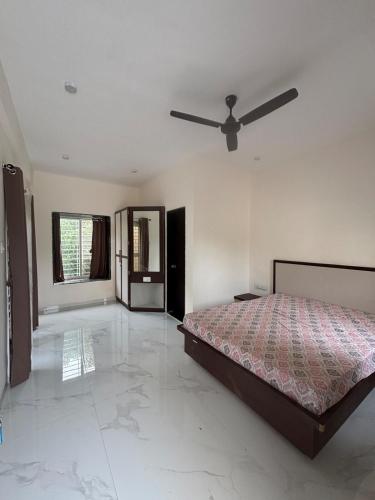 Ένα ή περισσότερα κρεβάτια σε δωμάτιο στο Enjoy your stay at Sinhagad paytha