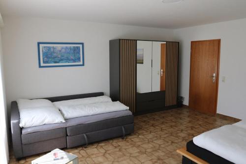 Voodi või voodid majutusasutuse Große gut ausgestattete Ferienwohnung, barrierefrei, direkt an der A7 toas