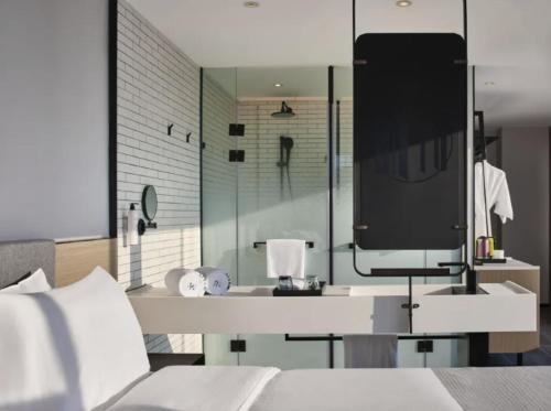 een slaapkamer met een bed en een grote spiegel bij Ningbo Wanda Moments Hotel in Ningbo