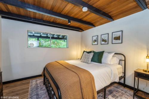 Giường trong phòng chung tại Riverfront Cabin, Nordic Hot Tub, Dog-Friendly