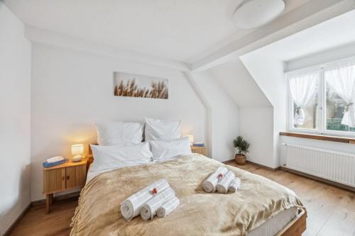 a bedroom with a large bed with two towels on it at Altstadtidyll am See 1 - 6 Personen I Ruhig - Balkon - Parkplatz - nahe Bahnhof und Autobahn in Weesen