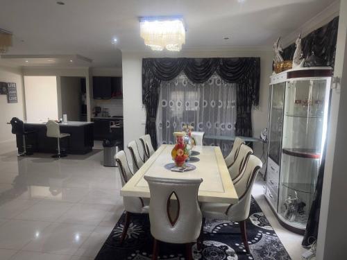 Kuchyň nebo kuchyňský kout v ubytování Luxury Melton House Room 1