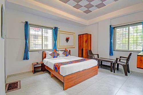 Ένα ή περισσότερα κρεβάτια σε δωμάτιο στο FabHotel Shree Krishna Inn