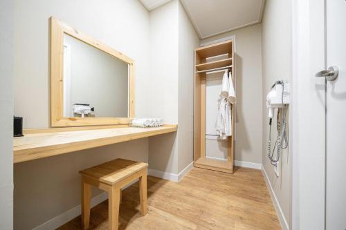 全州市にあるJeonju Raon Hotelの洗面台と鏡のあるバスルーム