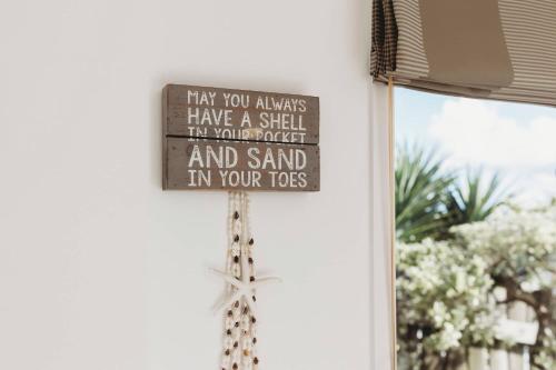 una cruz colgada en el lateral de una casa en Te Moana Waterfront - beachside accommodation, en New Plymouth