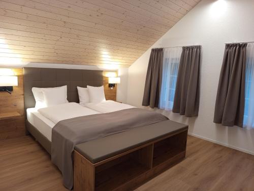 UrnäschにあるGästehaus Rossfall 424 - Self-Check-inの部屋の中に大きなベッドがある寝室