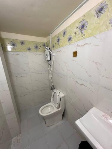 a bathroom with a toilet and a sink at Lim Mohaleap Guest House in Koh Kong