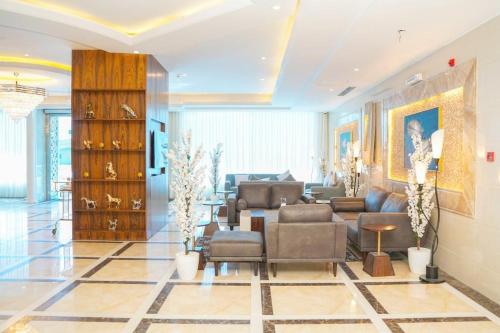 una sala de estar con un sofá y una mesa en Palette Luxury Credi Hotel, en Riad