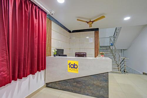 un bureau avec un rideau rouge et une réception dans l'établissement FabHotel Eyries The Business, à Hyderabad