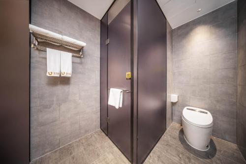 een badkamer met toilet en douche bij Jingyue Yaduo Hotel in Yiwu