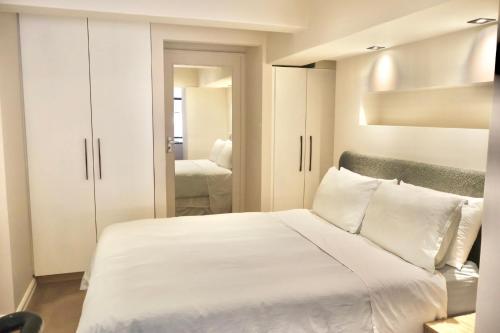 Ένα ή περισσότερα κρεβάτια σε δωμάτιο στο Historic Mutual Heights CBD Loft w Pool & Gym