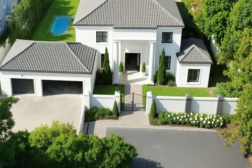 Ein Garten an der Unterkunft Contemporary Constantia Villa of Elegance