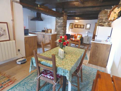 un salon avec une table avec un vase de fleurs dessus dans l'établissement Luna Menguante, à La Viliella