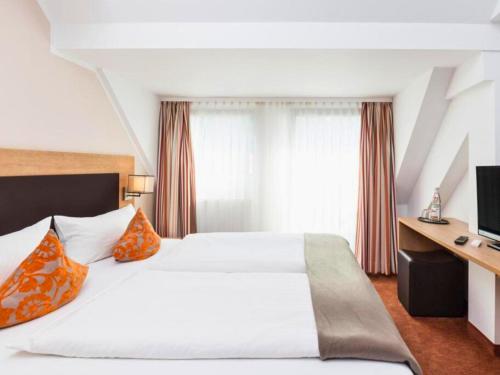 Llit o llits en una habitació de Hotel Sarah