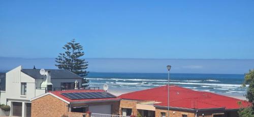 Un grupo de casas con el océano al fondo en Coastal Bliss Steps from Beach, en Cape Town