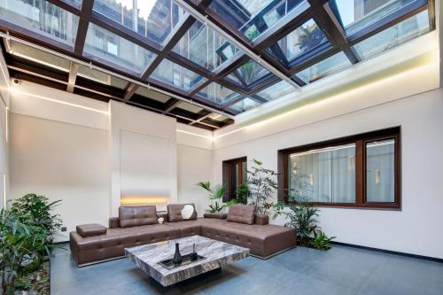an open living room with a glass ceiling at 泊云小筑民宿 in Datong