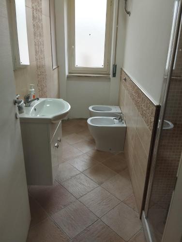 プラーイア・ア・マーレにあるMira Beachの洗面台、トイレ、窓のあるバスルーム