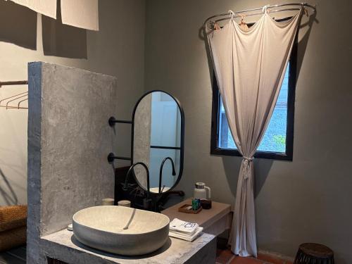 een badkamer met een wastafel en een spiegel bij Not just Tea Space in Quanzhou