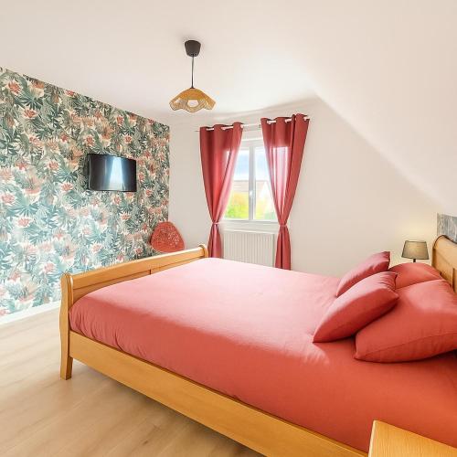 a bedroom with a red bed and a window at Proche Europa-Park & Marchés de Noël - 6 pers in Rhinau