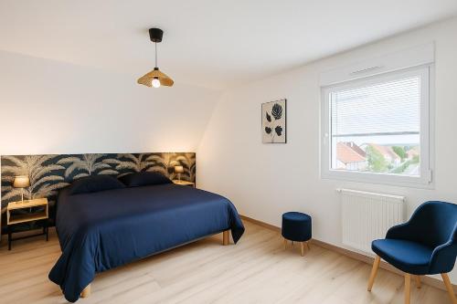 a bedroom with a blue bed and a blue chair at Proche Europa-Park & Marchés de Noël - 6 pers in Rhinau
