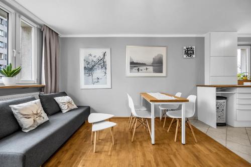 Modzelewskiego Spacious Apartment by BookingHost