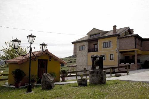 una casa con una luz de la calle delante de ella en Apartamentos La Gloria, en Santillana del Mar