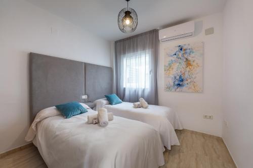 Postel nebo postele na pokoji v ubytování AlmeriaSuite Palm Beach II