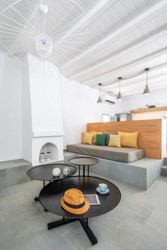 ein Wohnzimmer mit Sofa und Tisch in der Unterkunft Dreambox Mykonos Suites and Mini Villas in Ornos