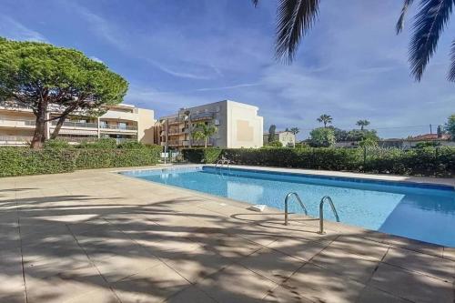 Charming 2 bedroom with sea view, pool and parking
