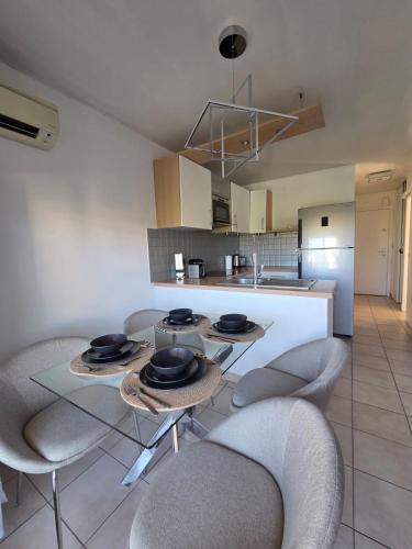 Charming 2 bedroom with sea view, pool and parking