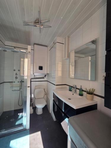 Charming 2 bedroom with sea view, pool and parking