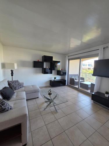 Charming 2 bedroom with sea view, pool and parking