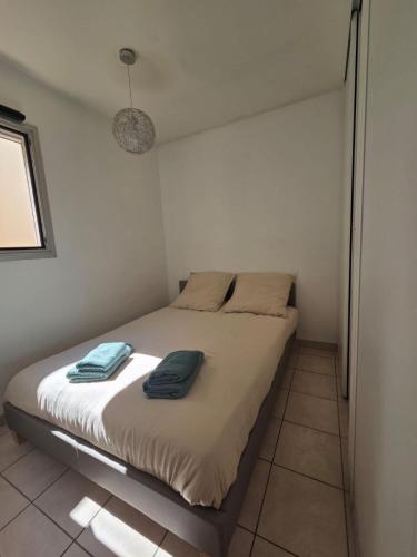 Charming 2 bedroom with sea view, pool and parking