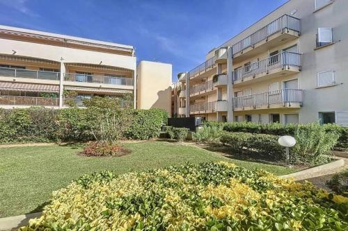 Charming 2 bedroom with sea view, pool and parking