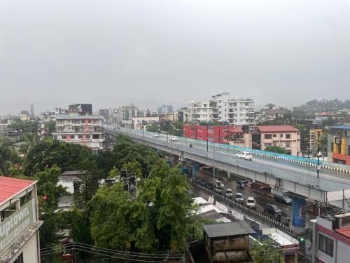 Afbeelding uit fotogalerij van Rooftop Inn in Guwahati