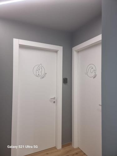 two doors in a room with white walls at Foresteria Alcatraz in Arluno